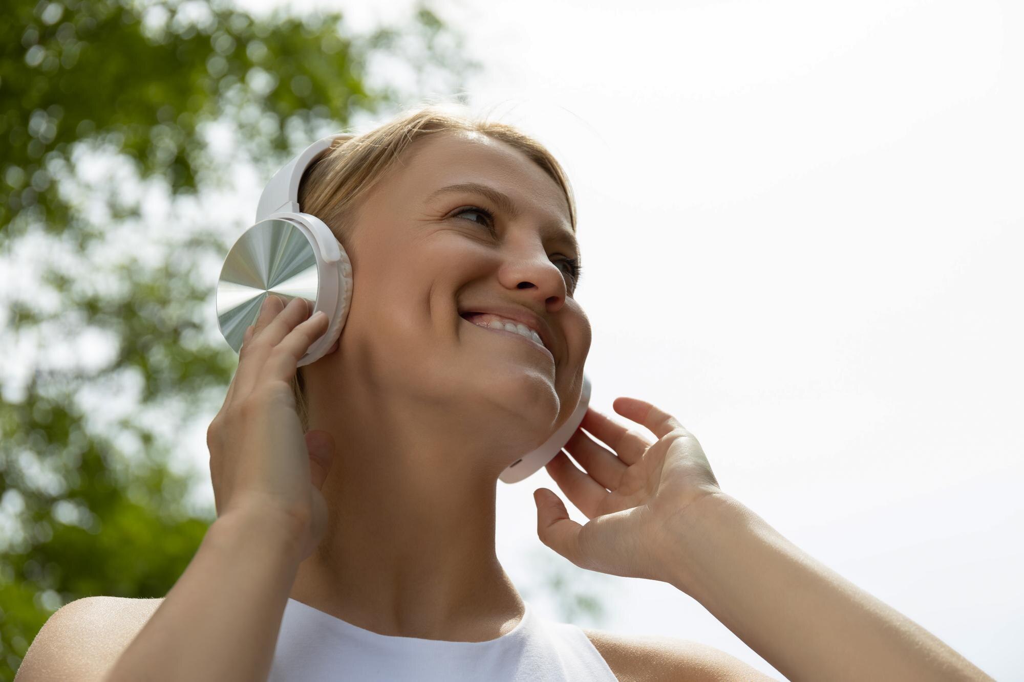 Persona practicando hábitos de bienestar y salud, concepto de cuidado auditivo saludable